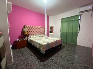 Foto 19 de Se Vende en Manta Casa Esquinera con Departamentos y Locales.  Sector Norte
