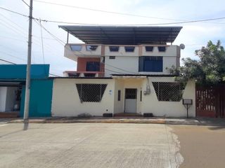 Foto 3 de Se Vende en Manta Casa Esquinera con Departamentos y Locales.  Sector Norte