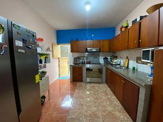 Foto 8 de Se Vende en Manta Casa Esquinera con Departamentos y Locales.  Sector Norte
