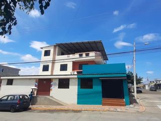 Foto 2 de Se Vende en Manta Casa Esquinera con Departamentos y Locales.  Sector Norte
