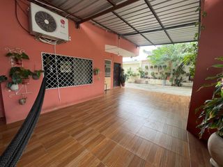 Foto 4 de Se Vende en Manta Casa Esquinera con Departamentos y Locales.  Sector Norte