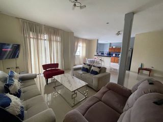 Foto 15 de Se Vende en Manta Casa Esquinera con Departamentos y Locales.  Sector Norte