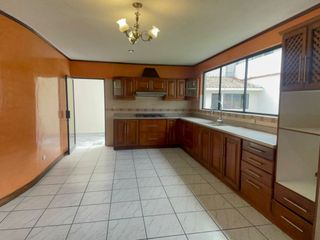 EN VENTA AMPLIA CASA TRADICIONAL UBICADA EN LA REPUBLICA-CUENCA