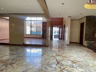 EN VENTA AMPLIA CASA TRADICIONAL UBICADA EN LA REPUBLICA-CUENCA
