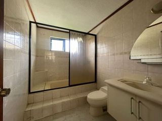 EN VENTA AMPLIA CASA TRADICIONAL UBICADA EN LA REPUBLICA-CUENCA