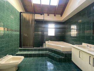 EN VENTA AMPLIA CASA TRADICIONAL UBICADA EN LA REPUBLICA-CUENCA