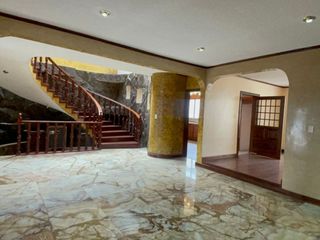 EN VENTA AMPLIA CASA TRADICIONAL UBICADA EN LA REPUBLICA-CUENCA