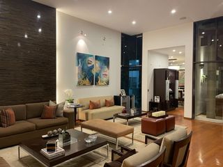 Foto 2 de Venta impresionante y moderna casa en Urb. Rinconada Baja, La Molina