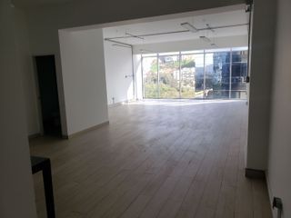 Oportunidad de remate: Oficina semi-implementada de 166 m² con 2 cocheras en Surco.