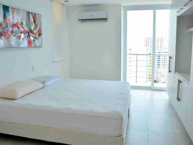Venta de departamento de 4 dormitorios totalmente amoblado. Piso 12. - Manta, frente al mar