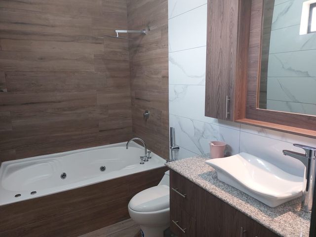 Casa semiamoblada de alquiler en Ciudad Celeste, Samborondón, 5 dormitorios.