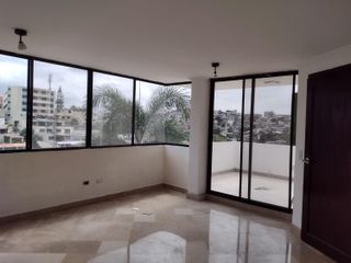 En alquiler moderna y espaciosa casa en Ceibos Norte de 3 dormitorios más estudio y dormitorio con baño independiente de la casa