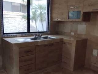 En alquiler moderna y espaciosa casa en Ceibos Norte de 3 dormitorios más estudio y dormitorio con baño independiente de la casa
