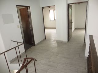 ALQUILO CASA EN CAMACHO  DE 5 DORMIT, 4 BAÑOS, 2 ESTAC, $ 1,800