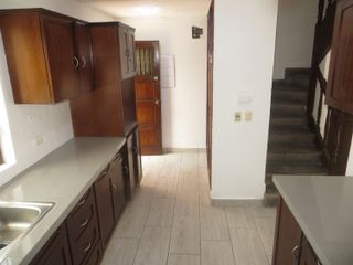 ALQUILO CASA EN CAMACHO  DE 5 DORMIT, 4 BAÑOS, 2 ESTAC, $ 1,800