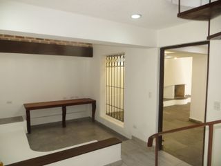 ALQUILO CASA EN CAMACHO  DE 5 DORMIT, 4 BAÑOS, 2 ESTAC, $ 1,800