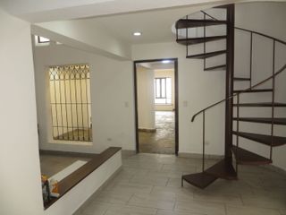 ALQUILO CASA EN CAMACHO  DE 5 DORMIT, 4 BAÑOS, 2 ESTAC, $ 1,800