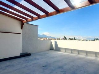 Casa nueva de 3 pisos en Cotacachi