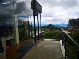 Foto 20 de Venta Amplia Casa con 4 Habitaciones y Cuarto de Servicio: Hermosa Vista