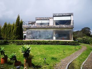 Foto 1 de Venta Amplia Casa con 4 Habitaciones y Cuarto de Servicio: Hermosa Vista