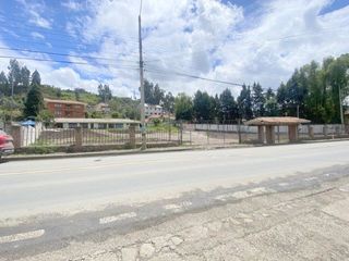 Foto 1 de Excelente terreno comercial en alquiler 2.497m2T en la Panamericana Norte, frente al Cuartel Dávalos.