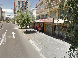 Almacén en arriendo en Av. 6 de Diciembre y Roca, junto a parada de la Ecovía