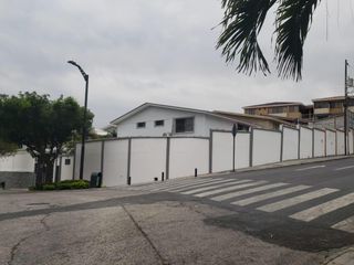 Venta Casa en Conjunto Privado en Ceibos, Guayaquil