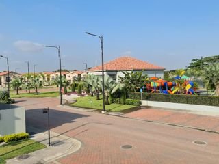 Foto 32 de Venta de preciosa casa diseño moderno en Etapa Brisana - Urb Casalaguna/ km 12 av. León Febres Cordero.