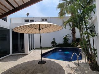 Foto 19 de En venta lujosa y moderna casa en Bouganville, via a Samborondon