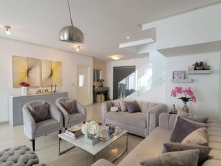 Foto 4 de En venta lujosa y moderna casa en Bouganville, via a Samborondon