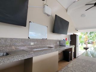 Foto 9 de En venta lujosa y moderna casa en Bouganville, via a Samborondon