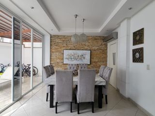 Foto 52 de En venta lujosa y moderna casa en Bouganville, via a Samborondon