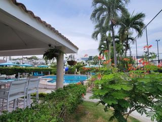 Foto 16 de En venta lujosa y moderna casa en Bouganville, via a Samborondon