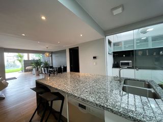 Foto 8 de Venta de moderna casa en Surco, jardín, piscina y vista panorámica a la ciudad