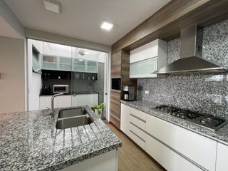 Foto 10 de Venta de moderna casa en Surco, jardín, piscina y vista panorámica a la ciudad