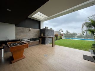 Foto 13 de Venta de moderna casa en Surco, jardín, piscina y vista panorámica a la ciudad