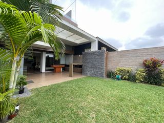 Foto 2 de Venta de moderna casa en Surco, jardín, piscina y vista panorámica a la ciudad