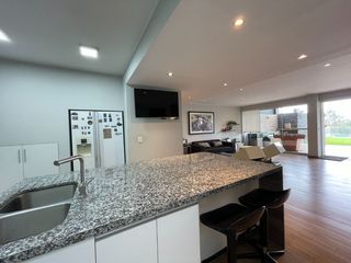 Foto 7 de Venta de moderna casa en Surco, jardín, piscina y vista panorámica a la ciudad