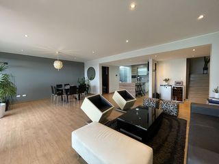 Foto 3 de Venta de moderna casa en Surco, jardín, piscina y vista panorámica a la ciudad