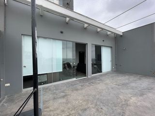 Foto 18 de Venta de moderna casa en Surco, jardín, piscina y vista panorámica a la ciudad