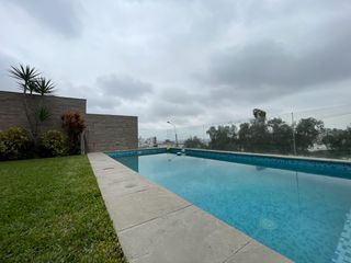Foto 1 de Venta de moderna casa en Surco, jardín, piscina y vista panorámica a la ciudad