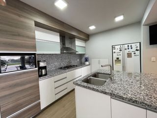 Foto 9 de Venta de moderna casa en Surco, jardín, piscina y vista panorámica a la ciudad