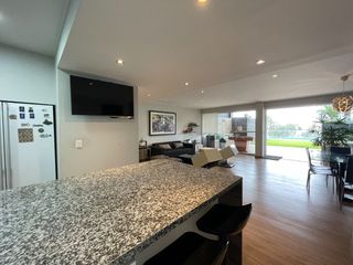 Foto 6 de Venta de moderna casa en Surco, jardín, piscina y vista panorámica a la ciudad