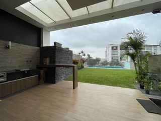 Foto 14 de Venta de moderna casa en Surco, jardín, piscina y vista panorámica a la ciudad
