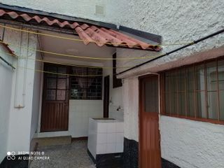 Se vende casa rentable, con 6 apartamento independientes, garaje y patio, ubicada en el barrio Bello Horizonte.