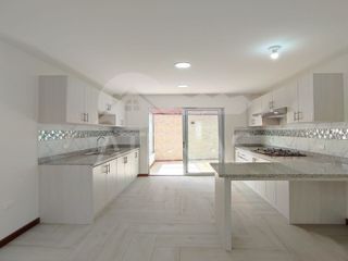 Foto 3 de CASA EN RENTA, CON 2 PARQUEOS, BAÑOS - CANCHAS SUAREZ