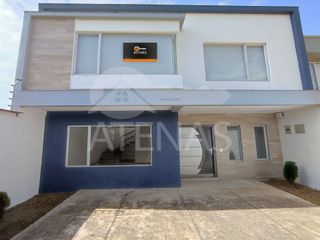 Foto 1 de CASA EN RENTA, CON 2 PARQUEOS, BAÑOS - CANCHAS SUAREZ