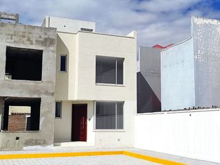 ✅Venta de casa dos plantas con espacios de confort, habitabilidad y con excelente ubicación en el centro urbano de Marianitas de Calderón, Norte de Quito.