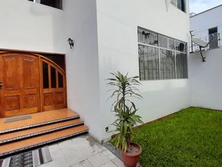Foto 1 de SE VENDE HERMOSA CASA CON PISCINA SAN BORJA CERCA PARQUE EL RENACIMIENTO