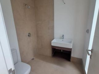 FLAT DE ESTRENO CON GRAN TERRAZA - TIPO CASITA - PRIMER PISO - 3 COCHERAS - DEPÓSITO